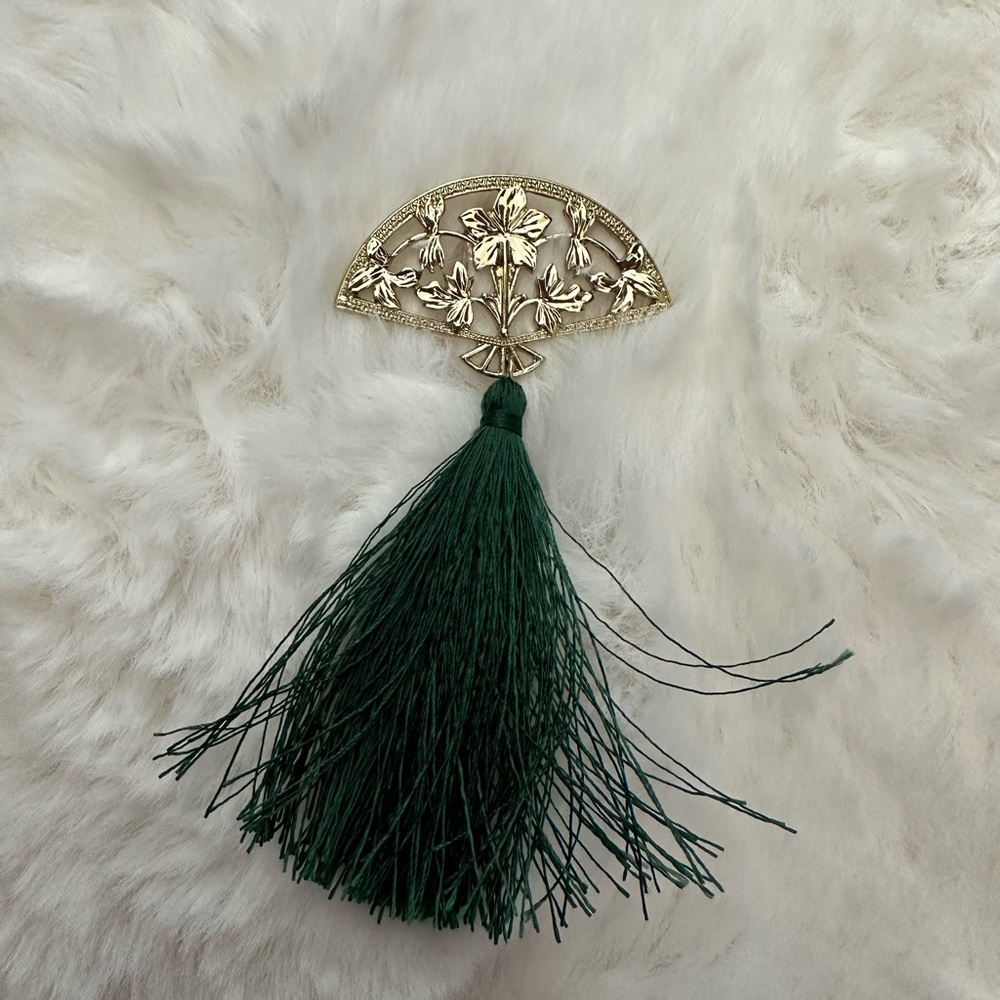 Fan brooch